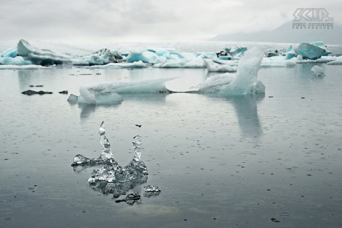 Jökulsárlon Het meer wordt constant gevoed door nieuwe ijsblokken die naar de zee drijven. Dit zorgt voor vele mooie natuurlijke ijssculpturen. Stefan Cruysberghs